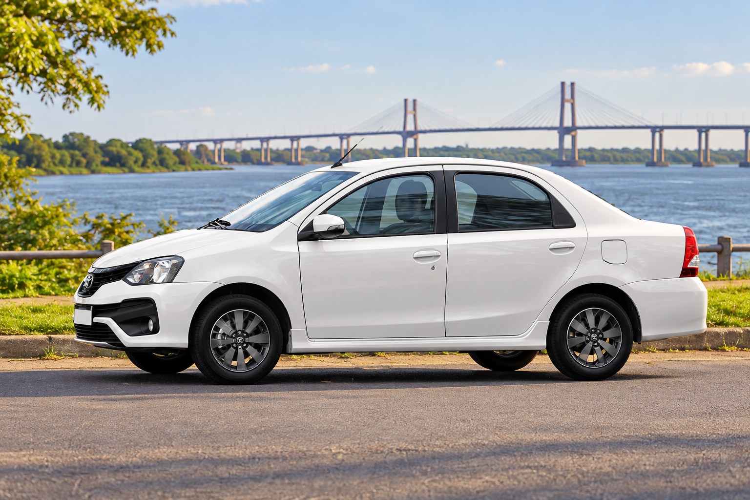 Toyota Etios blanco junto al río Paraná, imagen ilustrativa
